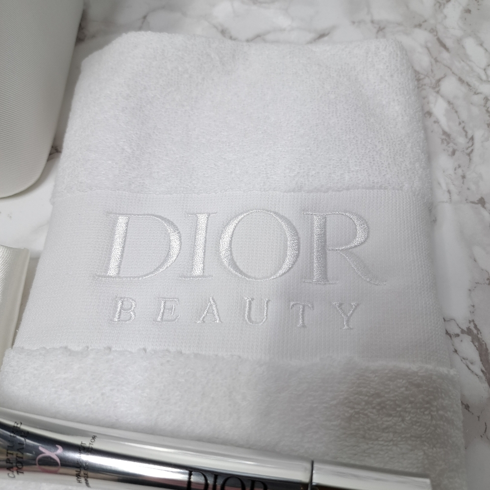 Dior White Vanity Case, Hand Towel, Headband And 15 ml Capture Totale Hyalushot - Picture 3 of 14
